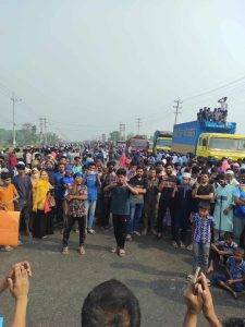 মহাসড়কে অবস্থানরত বিক্ষোভকারীরা
