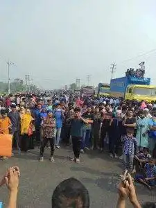 মহাসড়কে অবস্থানরত বিক্ষোভকারীরা