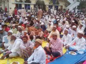 ইফতার মাহফিলে অংশ নেয়া নেতাকর্মীরা