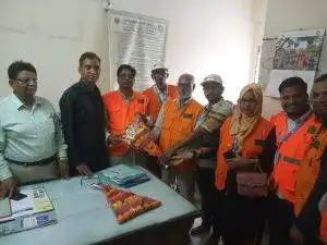 বিজয়ীদের সাথে শুভেচ্ছা বিনিময় করছেন বিএনপির নেতা গিয়াস উদ্দিন ফারুকী ফয়সাল